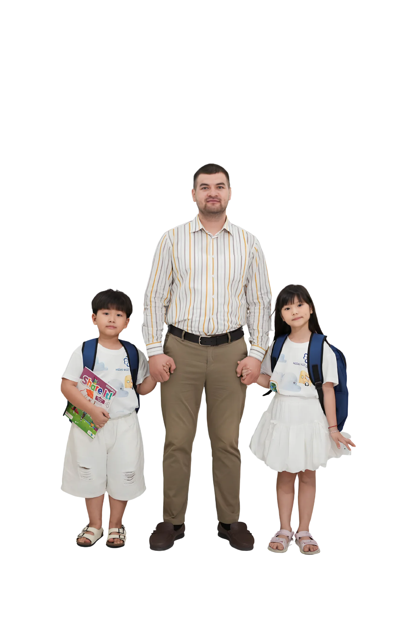 Giáo viên cùng hai học viên nhỏ tuổi của chương trình Happy Kids