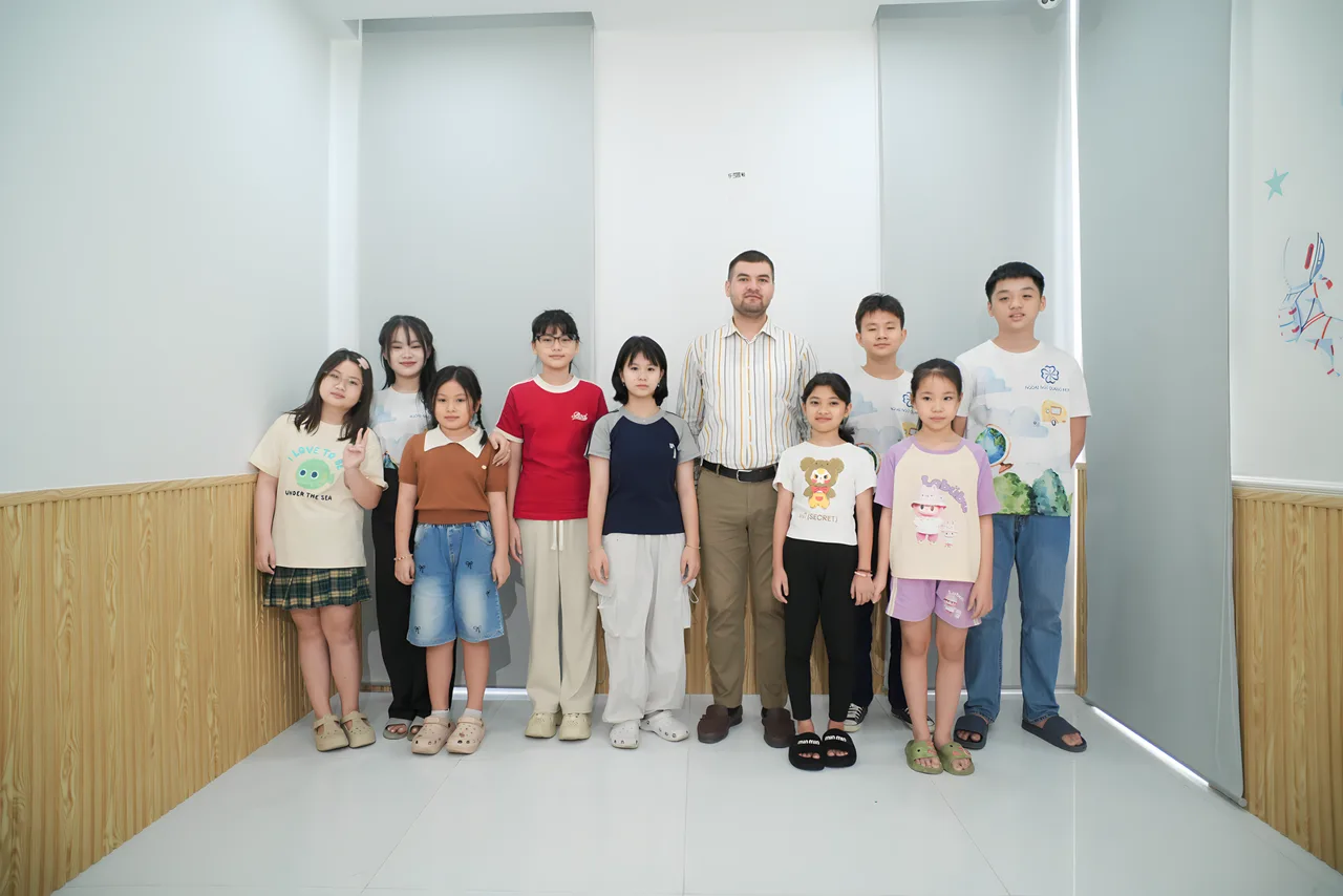 Giáo viên nước ngoài cùng nhóm học viên NEXT GEN tại Ngoại Ngữ Quang Minh.