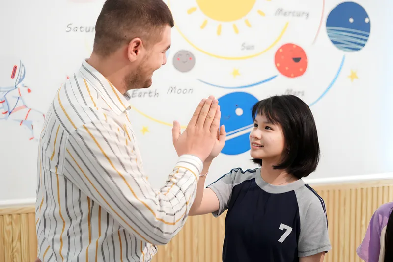 Giáo viên nước ngoài tương tác cùng học viên NEXT GEN.