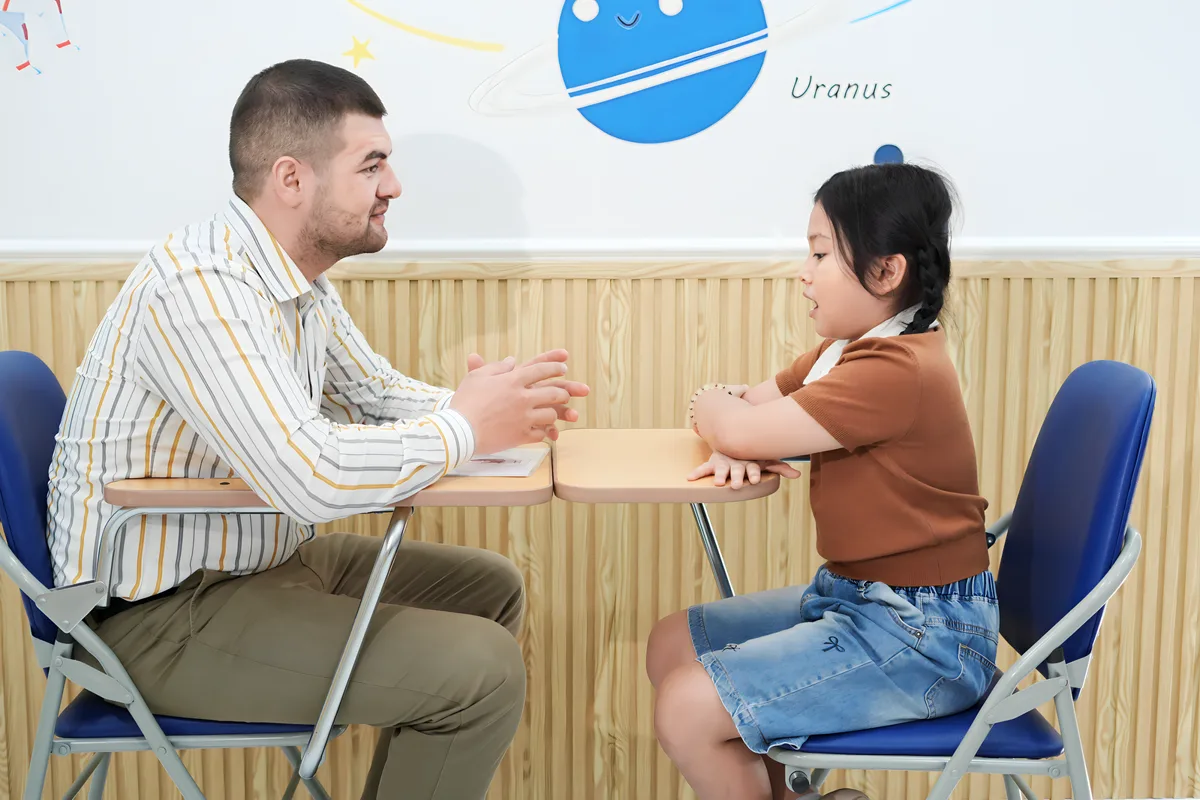 Giáo viên và học viên NEXT GEN luyện giao tiếp trực tiếp.