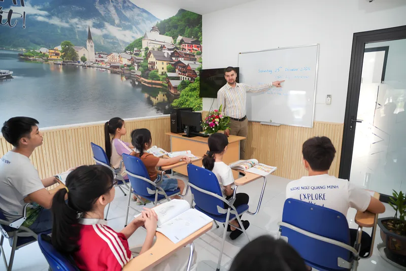 Lớp NEXT GEN học ngữ pháp và từ vựng theo chủ đề.