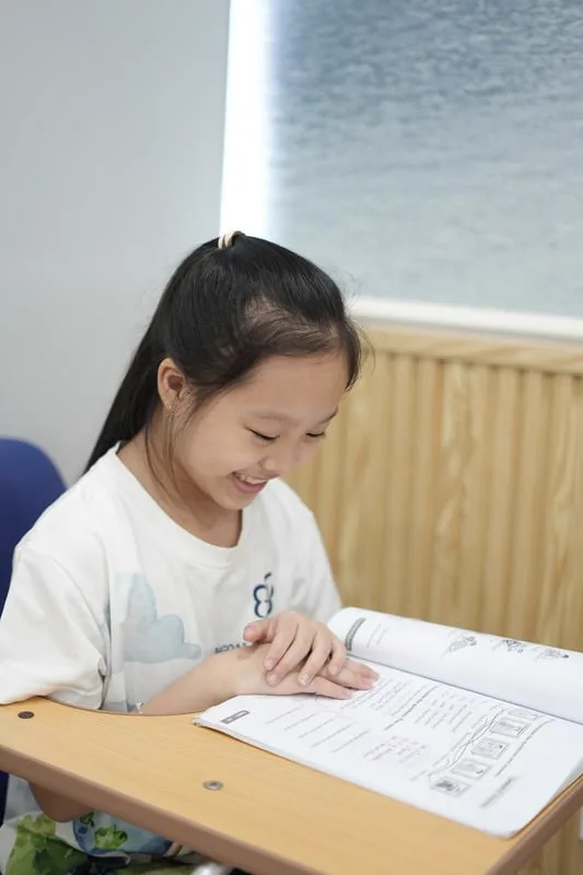 Học viên NEXT GEN luyện đọc và viết tại lớp.